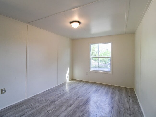 Building Photo - Great location close to Fayetteville, TN!