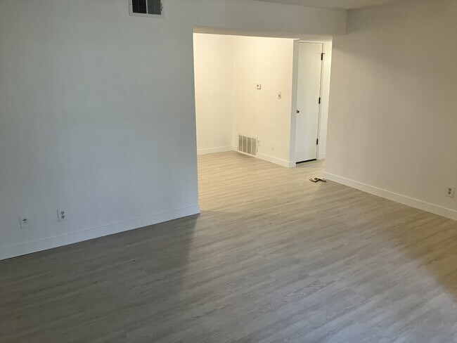 Building Photo - 5300 E Cherry Creek South Dr