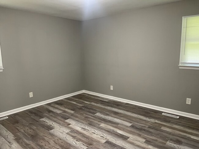 Building Photo - 3 bed, 2 full bath home located in Ashebor...