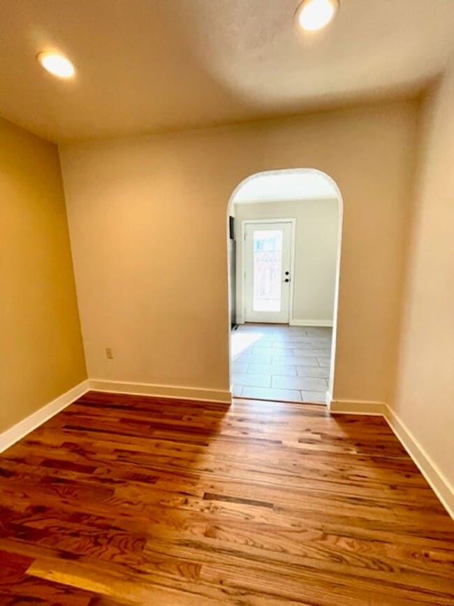 Building Photo - Wonderful Single Level Updated home with A/C!