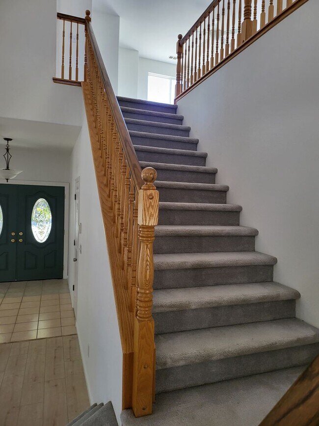 Building Photo - Three Bedroom and Three bathroom home and ...