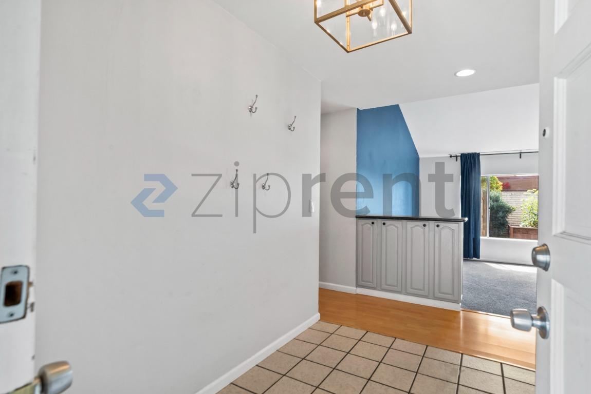 Building Photo - Unit
