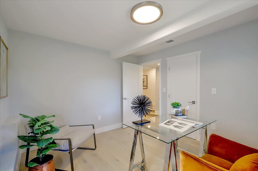 Building Photo - 914 Everett Ave