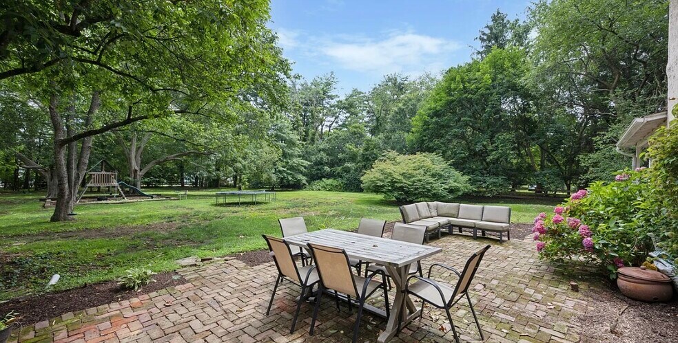 Building Photo - 547 Concord Rd