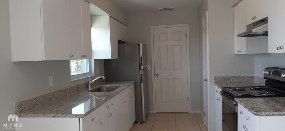 Building Photo - 628 Royal Palm Dr