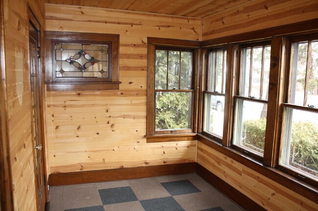 Building Photo - Charming 3 Bedroom Character home.