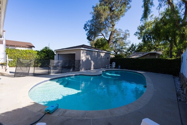 Building Photo - Freshly Renovated 3BR/2BA Pool Home – La Crescenta