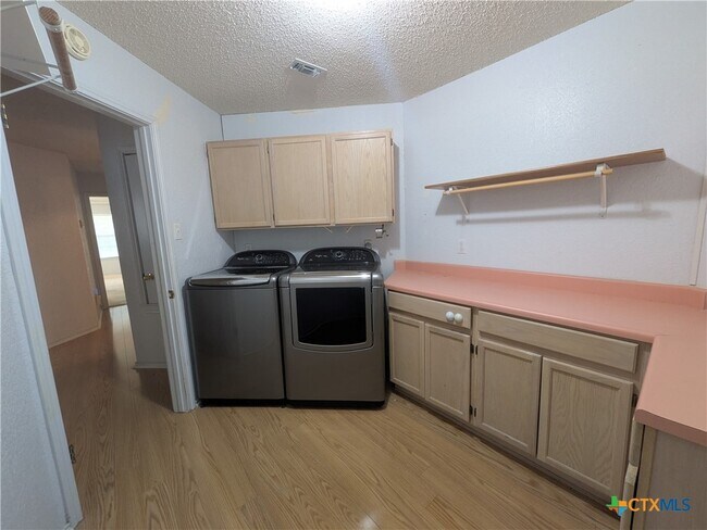 Building Photo - 1428 Devin Dr