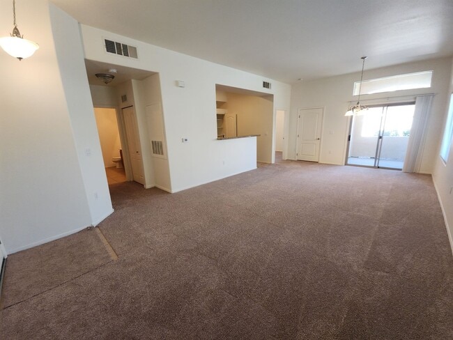 Building Photo - Beautiful 2 Bedroom / 2 Bath 1st floor Condo Unit in Sunset Cliffs.