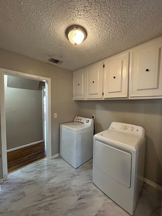 Building Photo - 3 bed and 2 bath Now Available in Tech Terrace