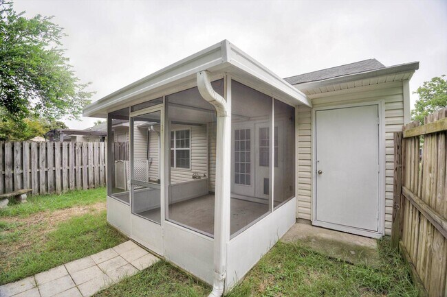Building Photo - 153 Photinia Dr