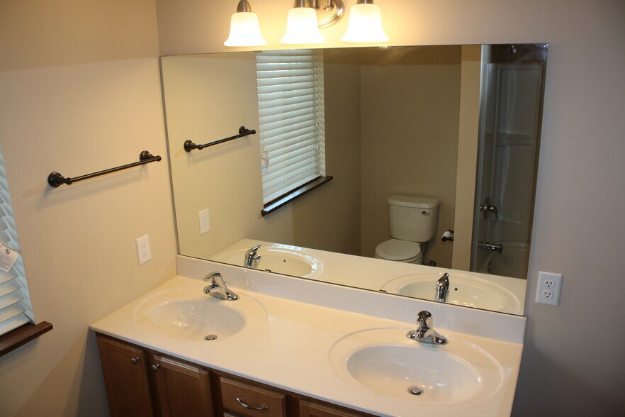 Master bath - 5178 Foxfield Dr NW