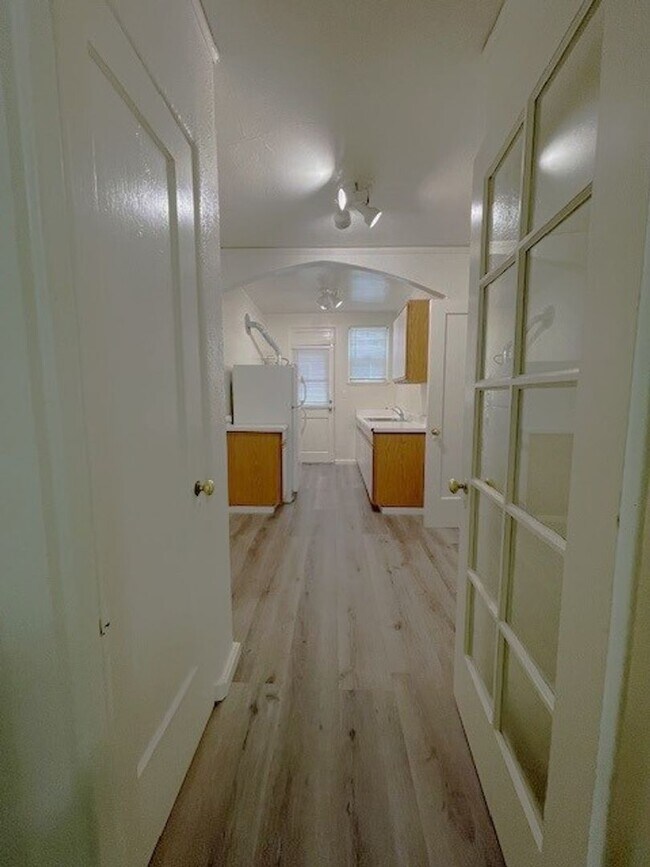 Building Photo - Charming, Studio Freshly Painted, move in ready