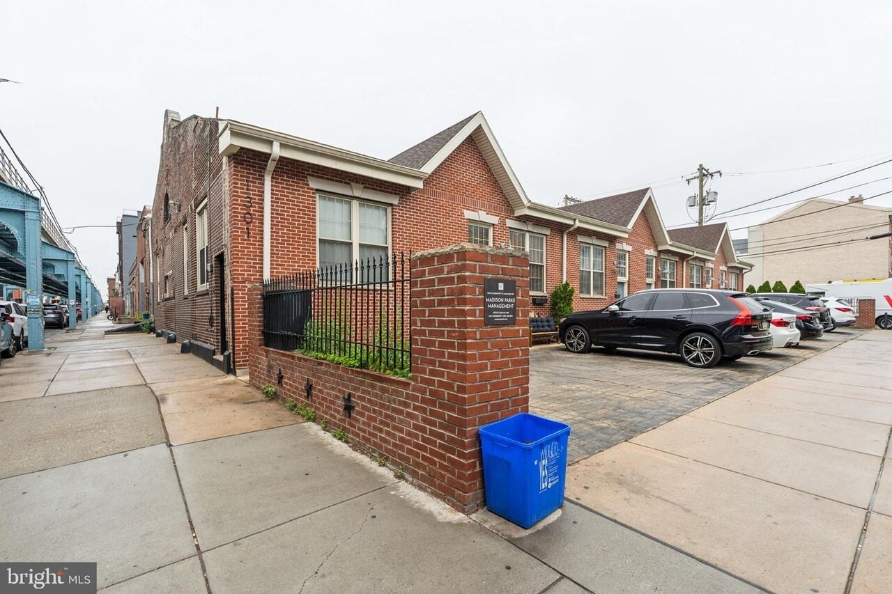 Building Photo - 1301 N Front St