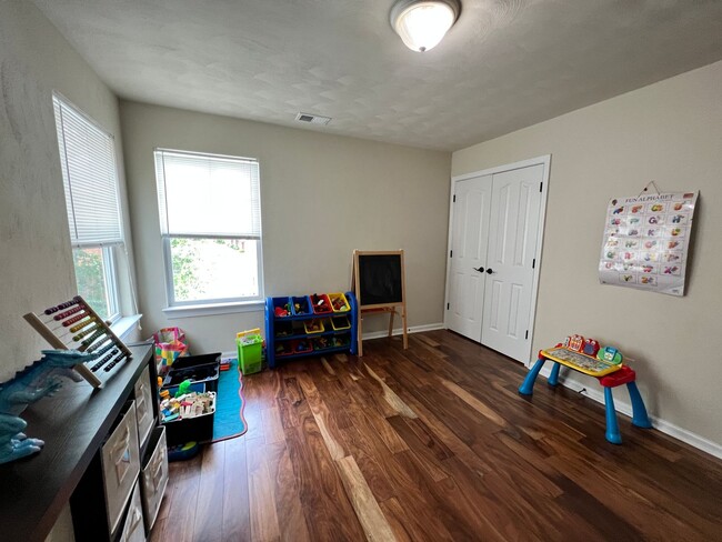 Building Photo - 3 bedroom home in sought after Whitaker Pl...