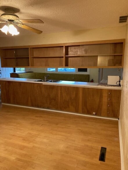 Open floor plan lots of storage - 2001 S State St