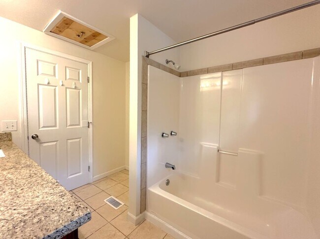Building Photo - Updated 5 bedroom 2.5 bathroom home in Uni...