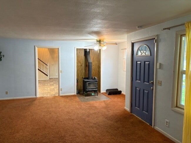 Building Photo - Charming home with large bedrooms