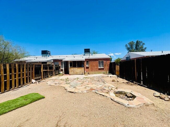 Building Photo - Spacious Private Yard with Washer/Dryer Ho...