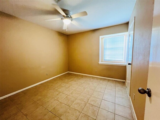 Building Photo - 10530 Sagebluff Dr