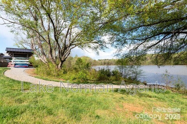 Building Photo - 196 Longleaf Dr