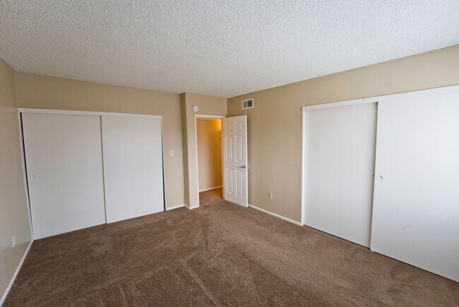 Building Photo - SW- condo 2bed-1 bath attached 1 car garage