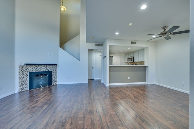 Building Photo - SE!! Townhouse!! 2 Bed 2 Bath 2 car Garage...