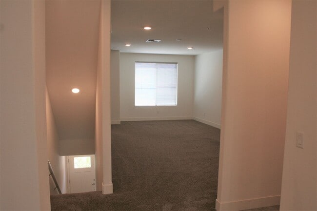Building Photo - Near UNR/3 Bed Condo