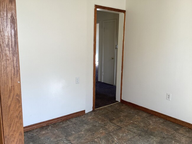 Building Photo - 5 Bedroom Single Family Home w/ Garage