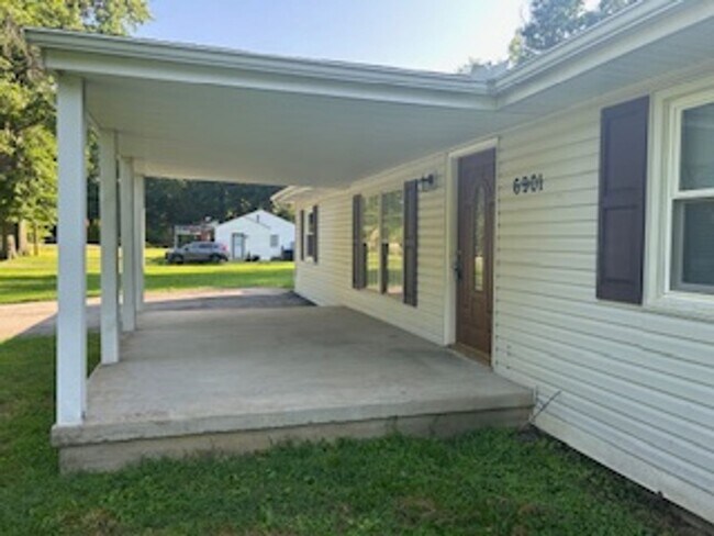 Building Photo - 3 Bedroom, 2 Bathroom Home
