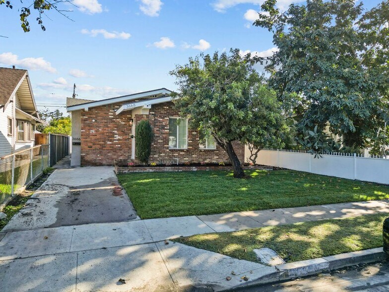 Building Photo - 3666 2nd Ave