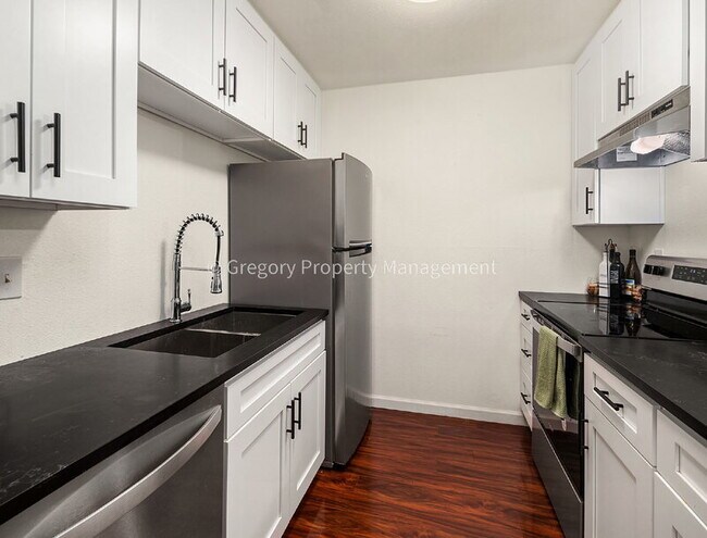 Building Photo - 12415 NE 130th Ct