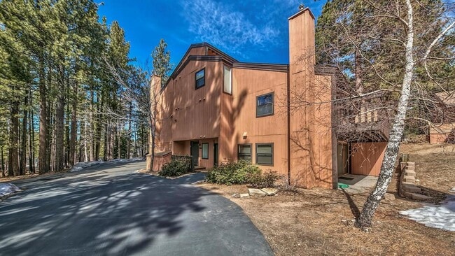 Building Photo - Well appointed, super clean condo - furnis...