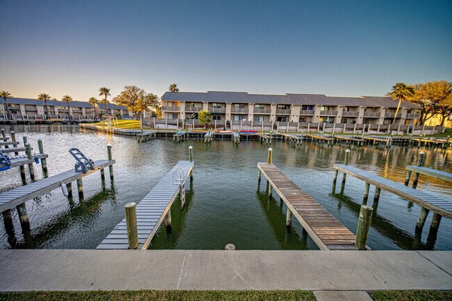 Building Photo - 1902 Bayhouse Dr