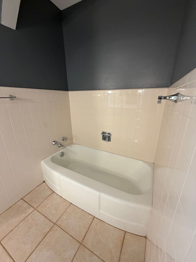 Building Photo - AVAILABLE NOW- 3 BED 2 BATH Home!