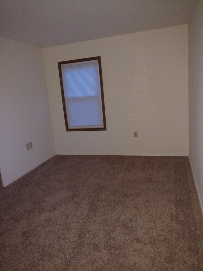 Building Photo - 557 Eagle Dr