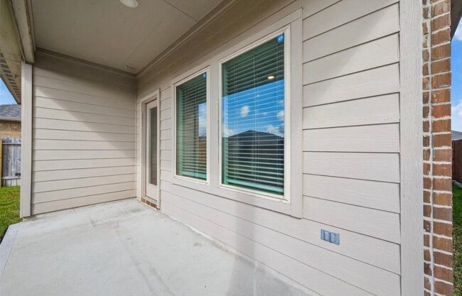 Building Photo - 21170 Alder Oaks Dr