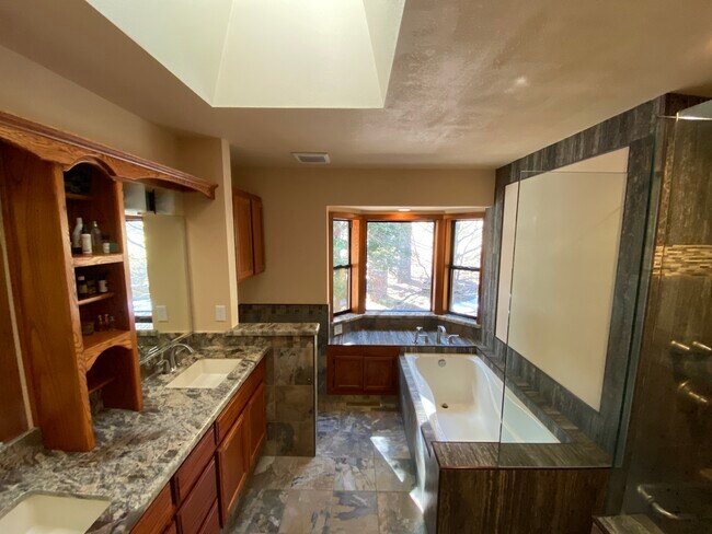 Primary Bath Full Tub and Bay Window - 26927 Manzanita Ct