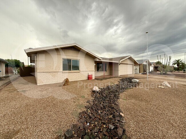Building Photo - 4559 E Dragoon Ave