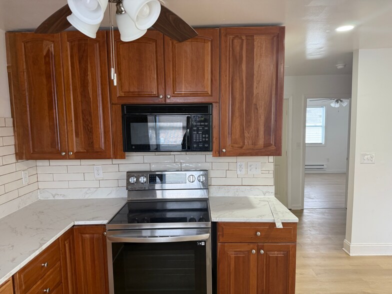 Building Photo - 922 Hastings St