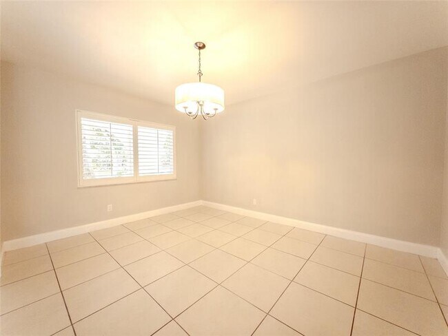 Building Photo - 560 SW 62nd Ave
