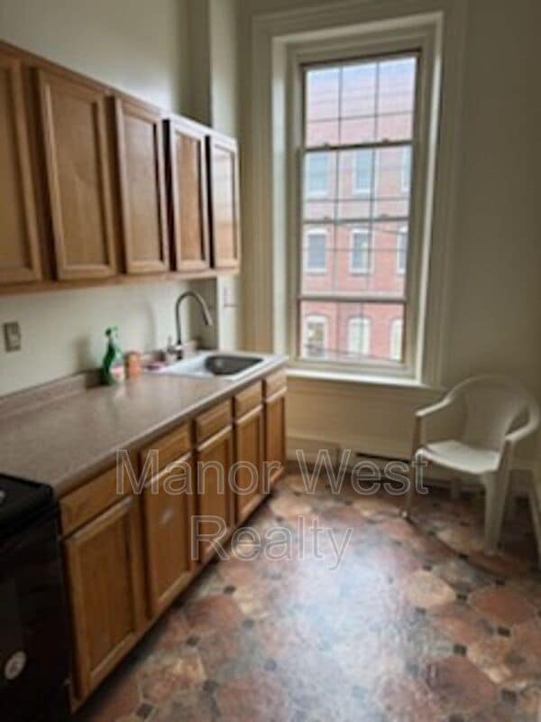 Building Photo - 207 W Market St