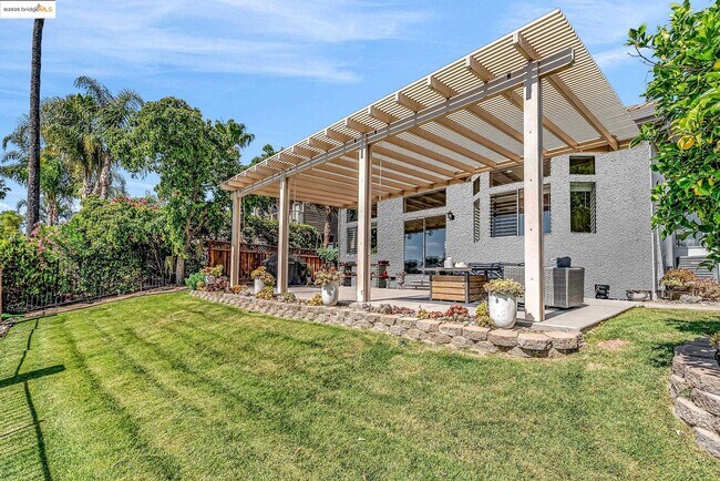 Building Photo - 2435 Pinehurst Ct