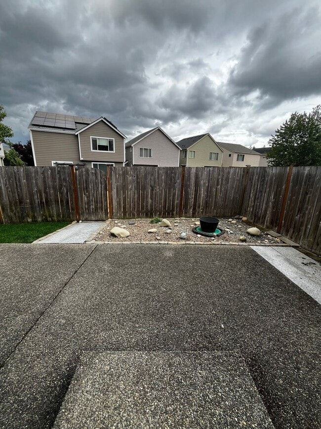 Building Photo - Beautiful 3 bedroom, 2.5 bath House in Puy...