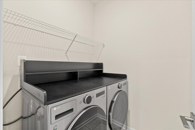 Building Photo - Stunning 4BR / 4.5BA End-Unit Townhome in Brambleton - Built in 2024!