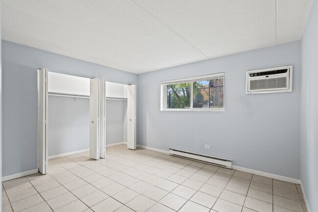 Building Photo - 21W284 Tee Ln