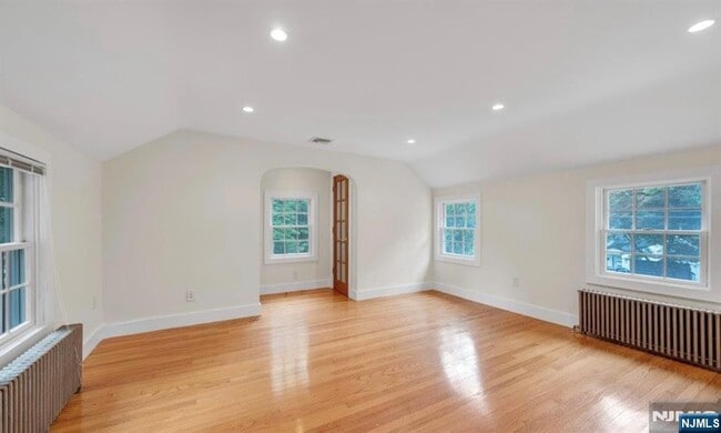 Building Photo - 278 Maple St