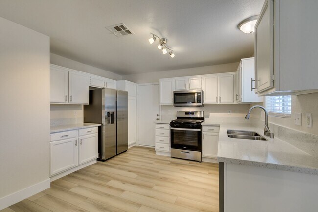 Building Photo - Charming 3-Bed, 2-Bath Single-Story Home i...