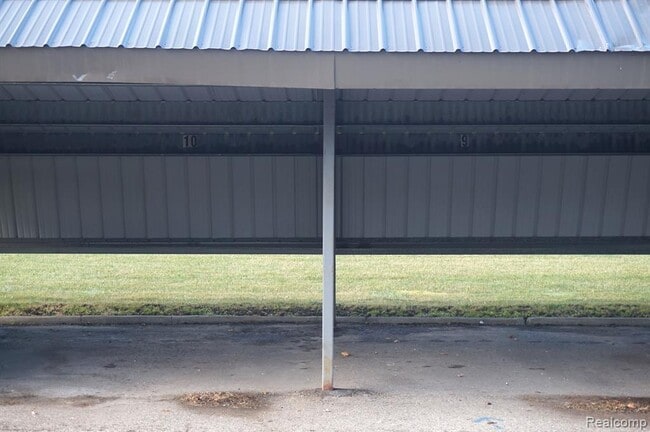 Building Photo - 250 E Thirteen Mile Rd