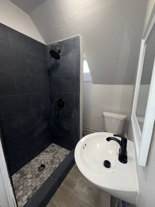 Building Photo - 826 Collins St